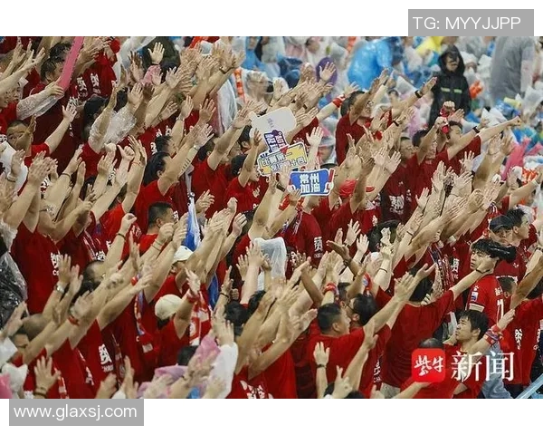 足球明星登顶热搜榜引发球迷热烈讨论与关注