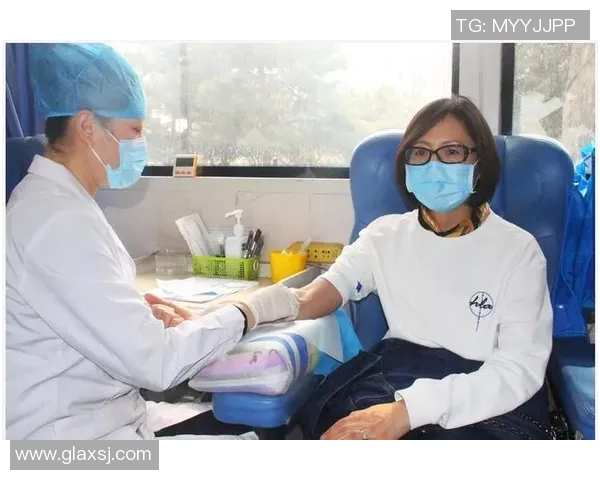 足球明星亲自为癌症小孩注射疫苗传递爱心与希望的感人故事