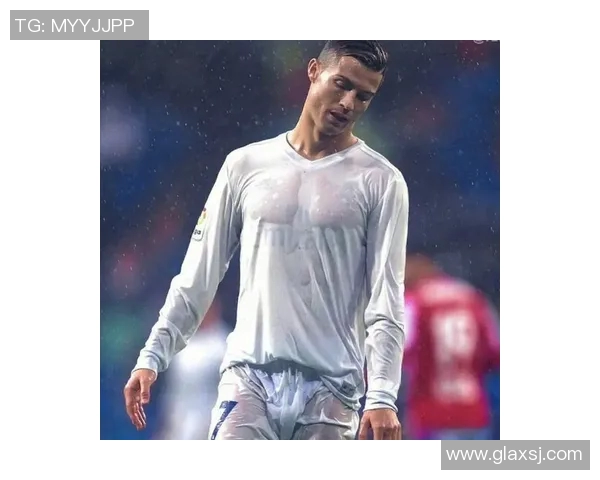 足球巨星C罗健身成果展示腹肌照引发粉丝热议与赞叹